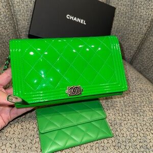 💚🎄CHANEL Vibrant Green Quilted Clutch and Mini Wallet